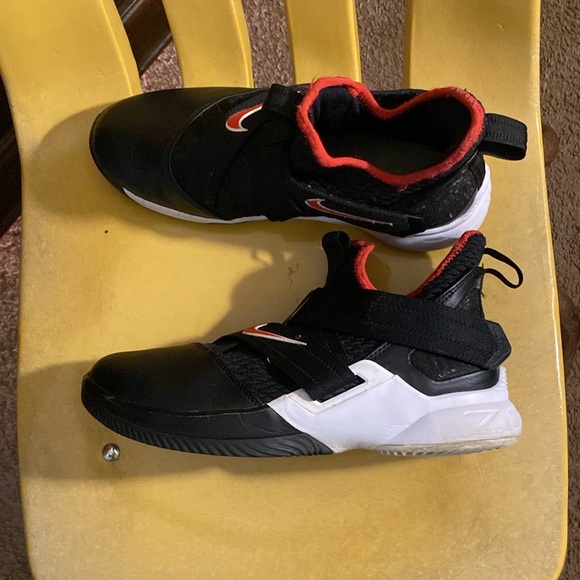 Red black and white Lebron James - Picture 2 of 4